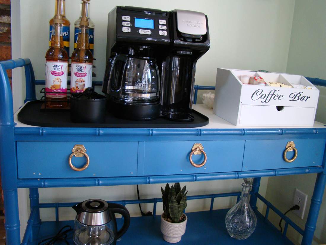 Coffee bar with a dual brewer, syrups and tea